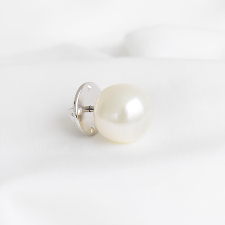 Minimalistická brož s bílou perlou 91321