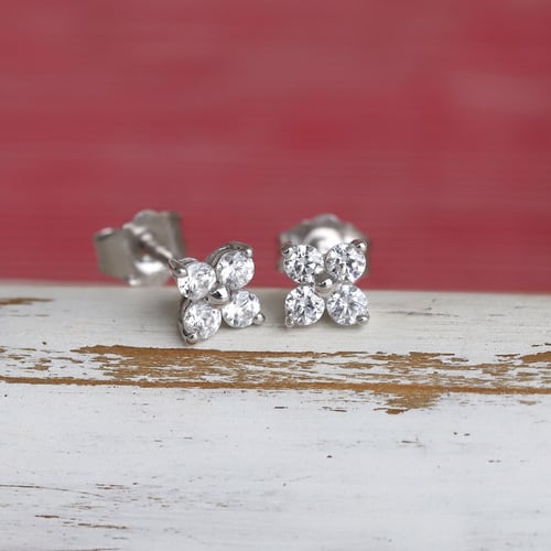 Stříbrné náušnice s lab-grown diamanty ve tvaru květiny Teresia