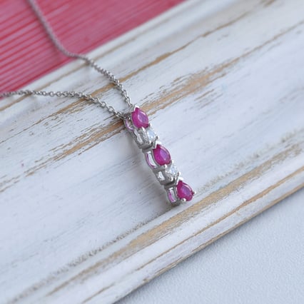 Elegantní přívěsek s diamanty a rubíny Muriel