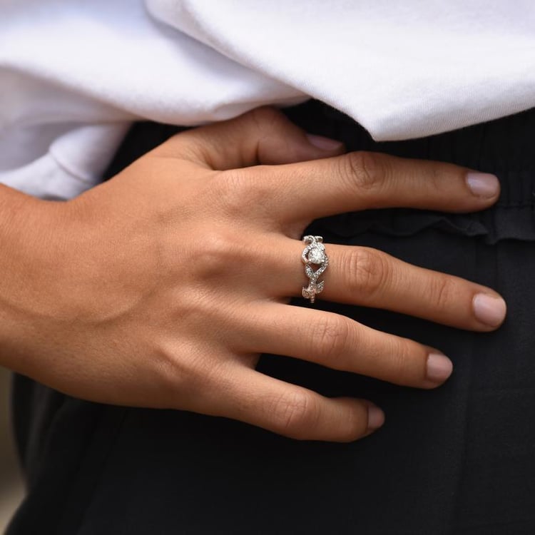 Zásnubní vintage prsten s diamanty z bílého zlata 47253