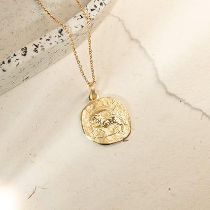 Zlatý přívěsek se symboly znamení zvěrokruhu Kozoroh