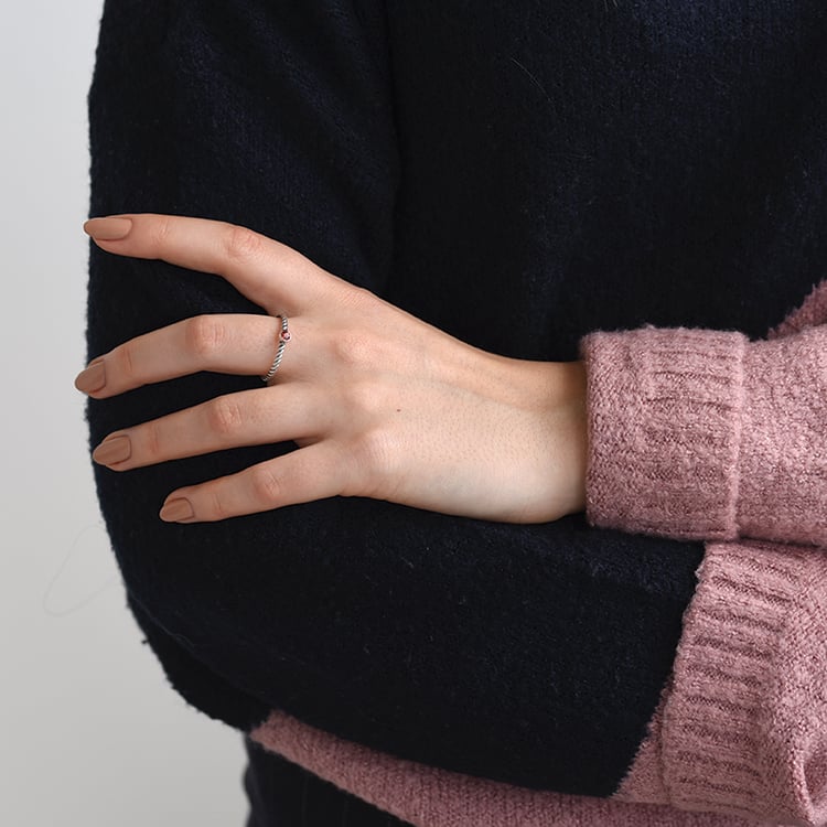 Granátový stříbrný prsten 59107