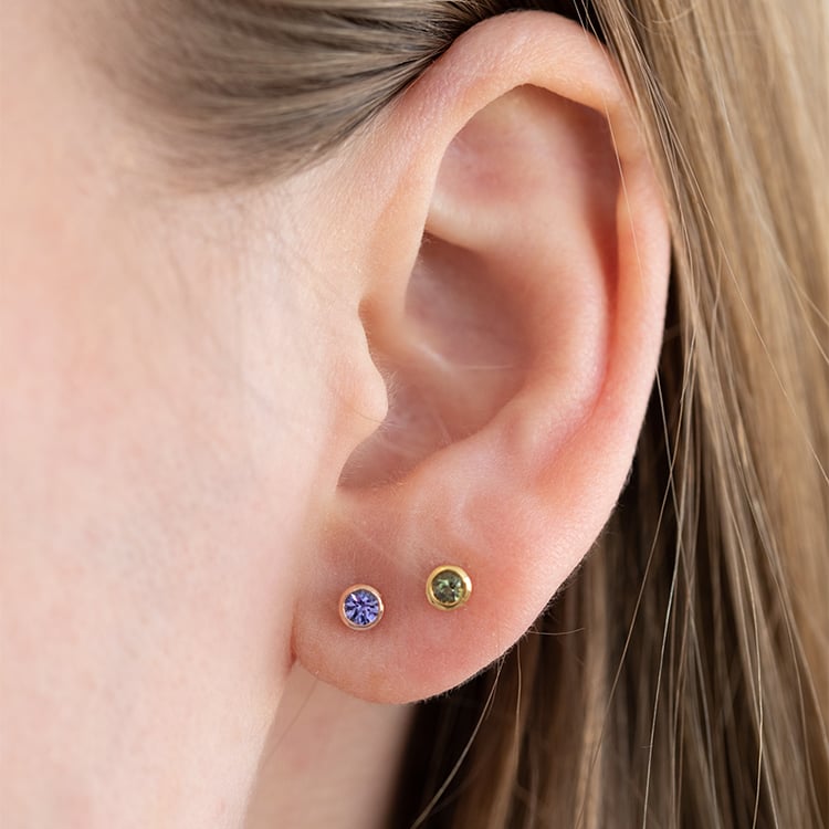 Minimalistické bezel náušnice se zelenými safíry Tofine 123817