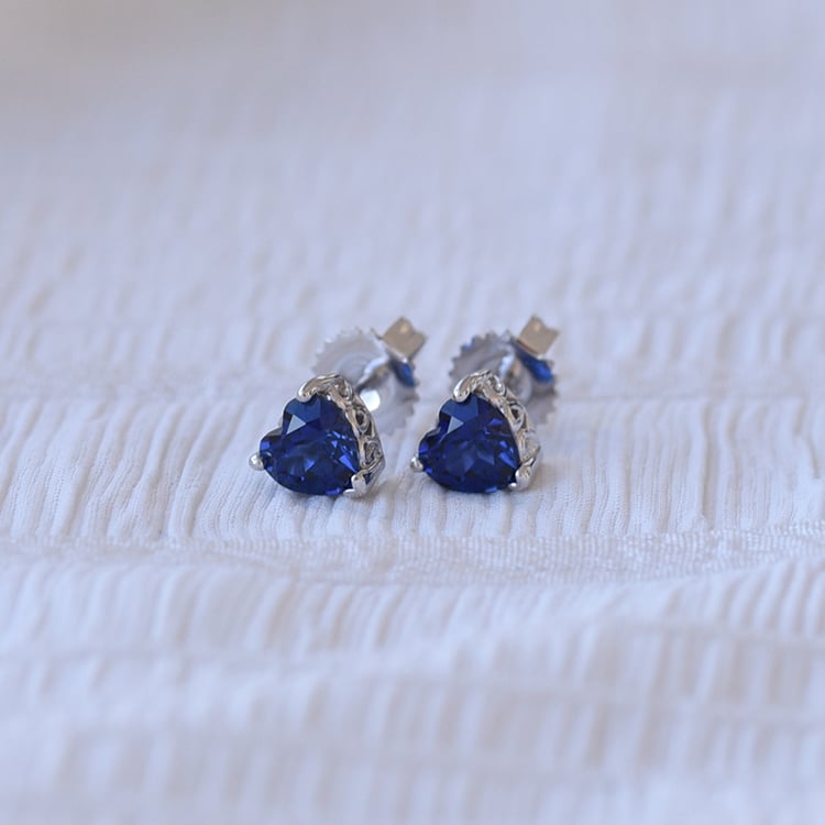 Stříbrné náušnice s tmavě safírovými srdíčky 69134