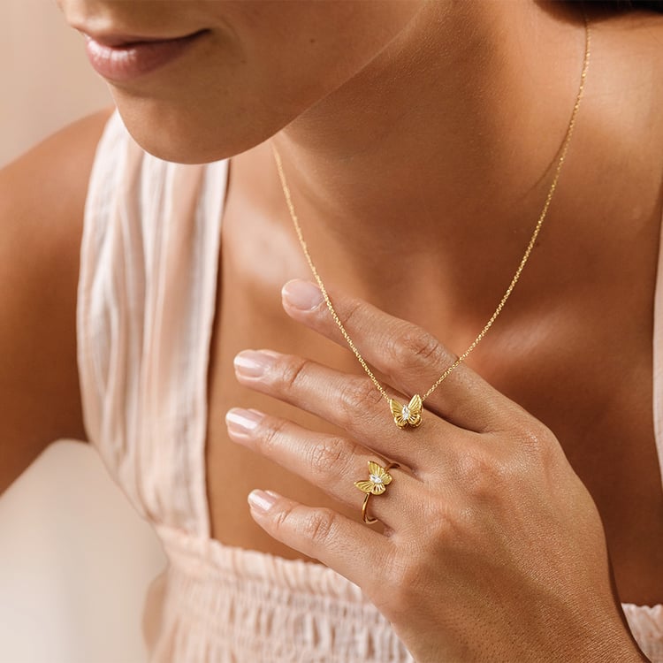 Zlatý přívěsek s diamantem ve tvaru motýla Larisa 163590