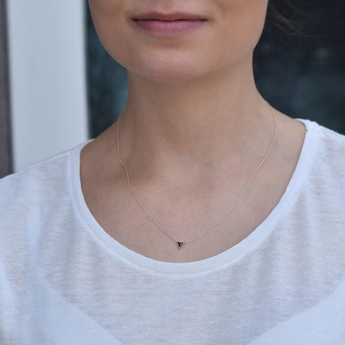 Zlatý náhrdelník s černým triangle diamantem Baya