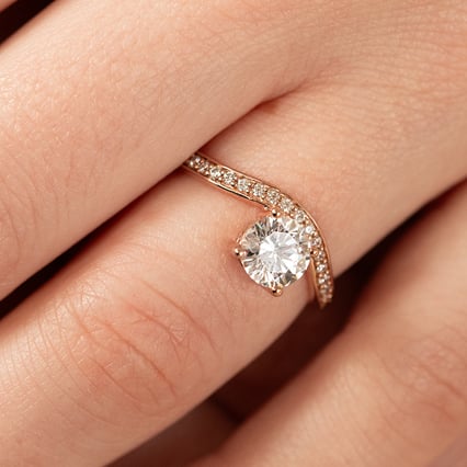 Atypický zásnubní prsten s diamanty Sami