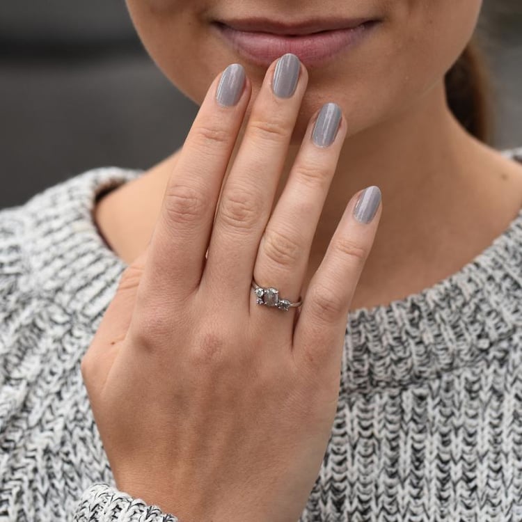 Zlatý netradiční prsten s diamanty 49090