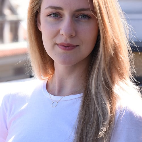 Zlatý náhrdelník minimalistického tvaru Karma