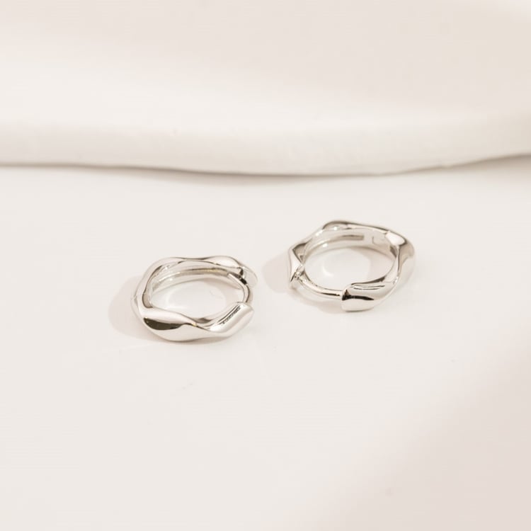 Vlnité kruhové náušnice ze stříbra Tilly 164434