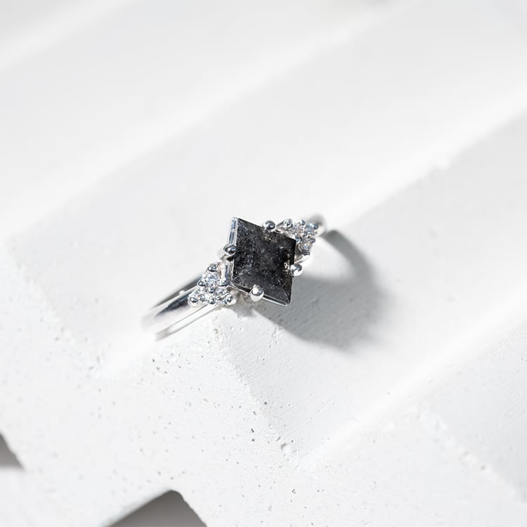 Unikátní prsten se salt and pepper diamantem Rogue 128965