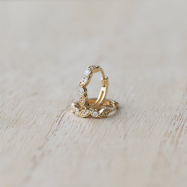 Diamanty ve zlatých náušnicích 63051