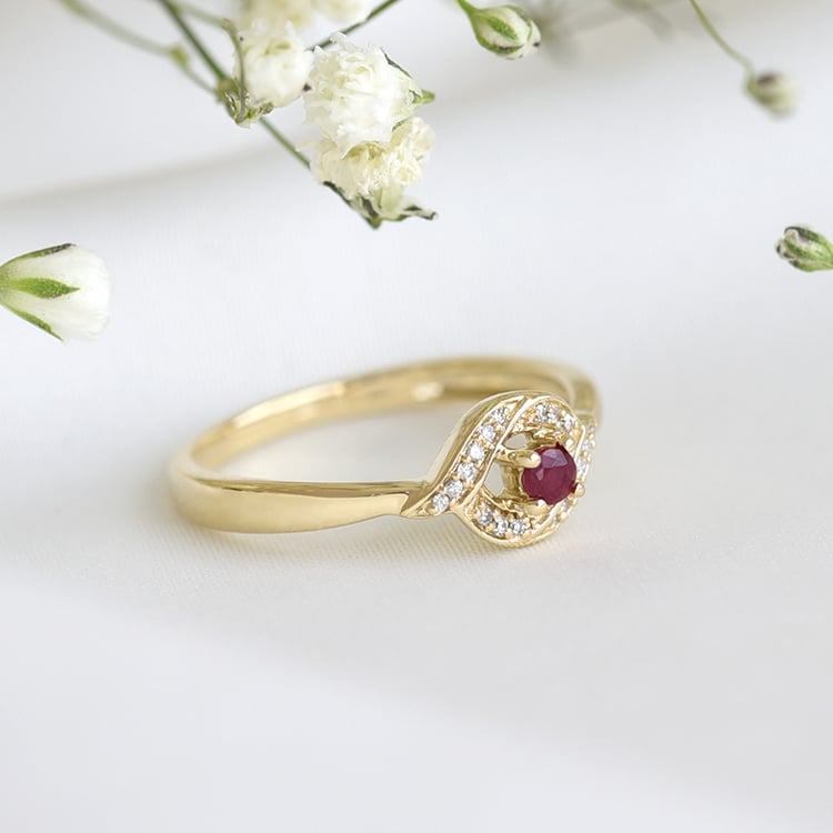 Rubínový prsten s postranními diamanty 78191