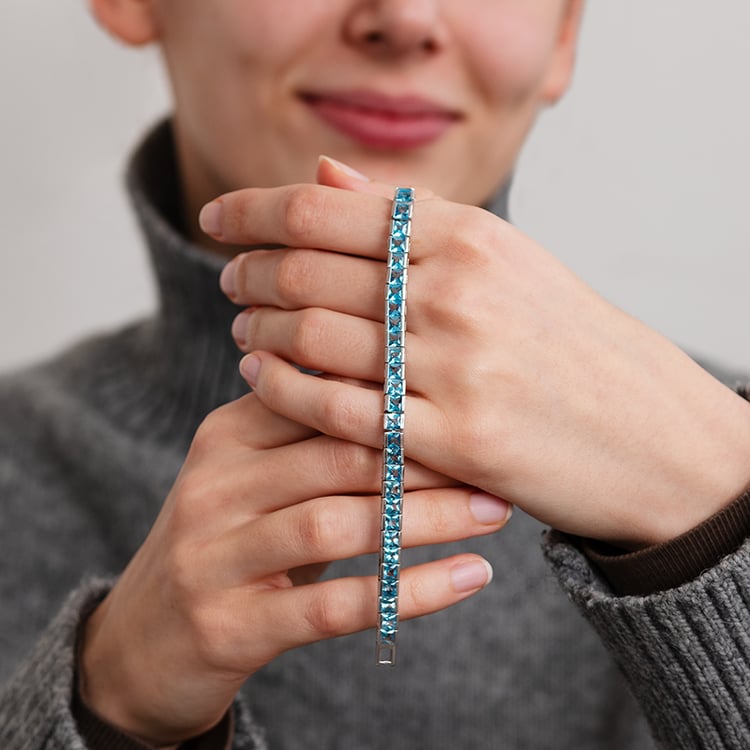 Stříbrný náramek s 16.75ct ledově modrými topazy Andela 133324