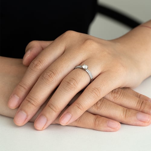 Zásnubní prsten s moissanitem a lab-grown diamanty Kristen