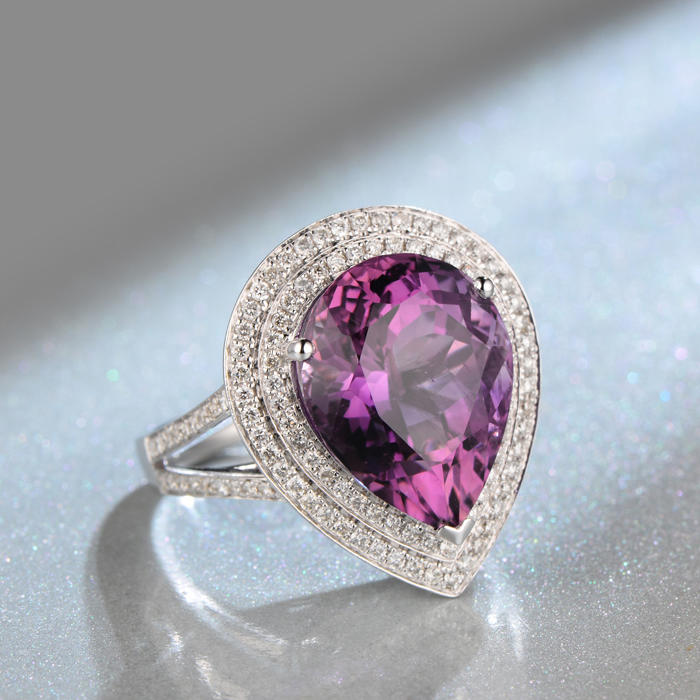 Zlatý prsten s ametystem a diamanty 8554