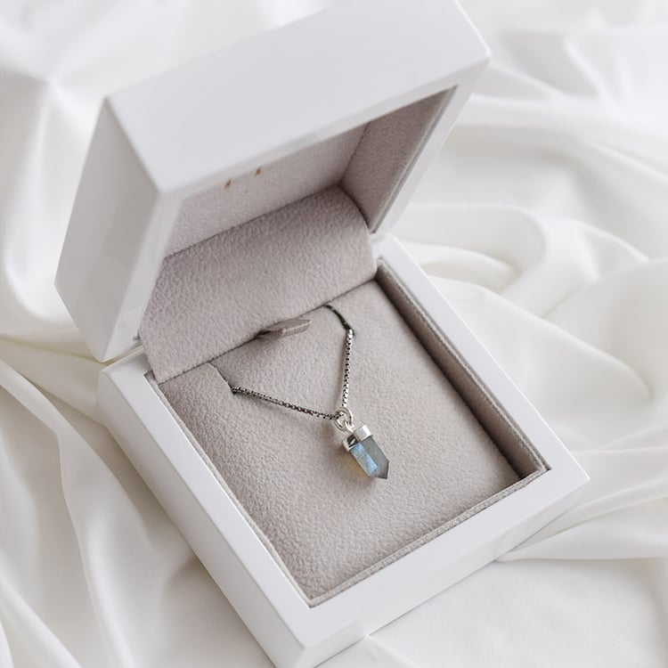 Elegantní stříbrný přívěsek s labradoritem 90322