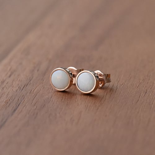 Zlaté minimalistické náušnice s bílými opály Aurinda