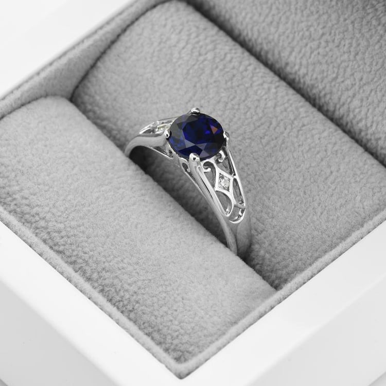 Prsten se safírem a zirkony 47970