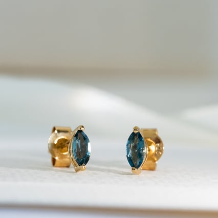 Minimalistické stříbrné náušnice s topazy Andine