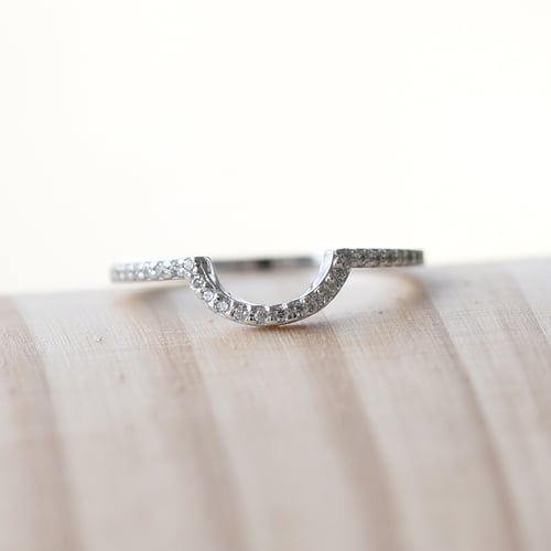 Vykrojený snubní prsten plný diamantů Tessie