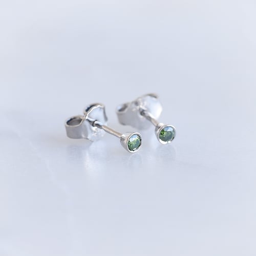 Minimalistické bezel náušnice se zelenými diamanty Tofine