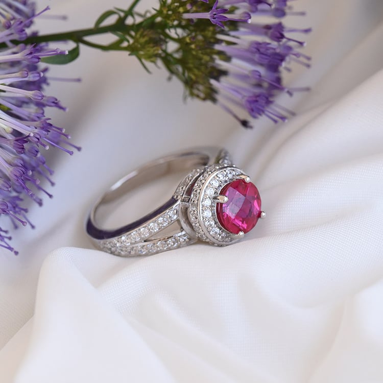 Stříbrný prsten s rubínem a zirkony 82665