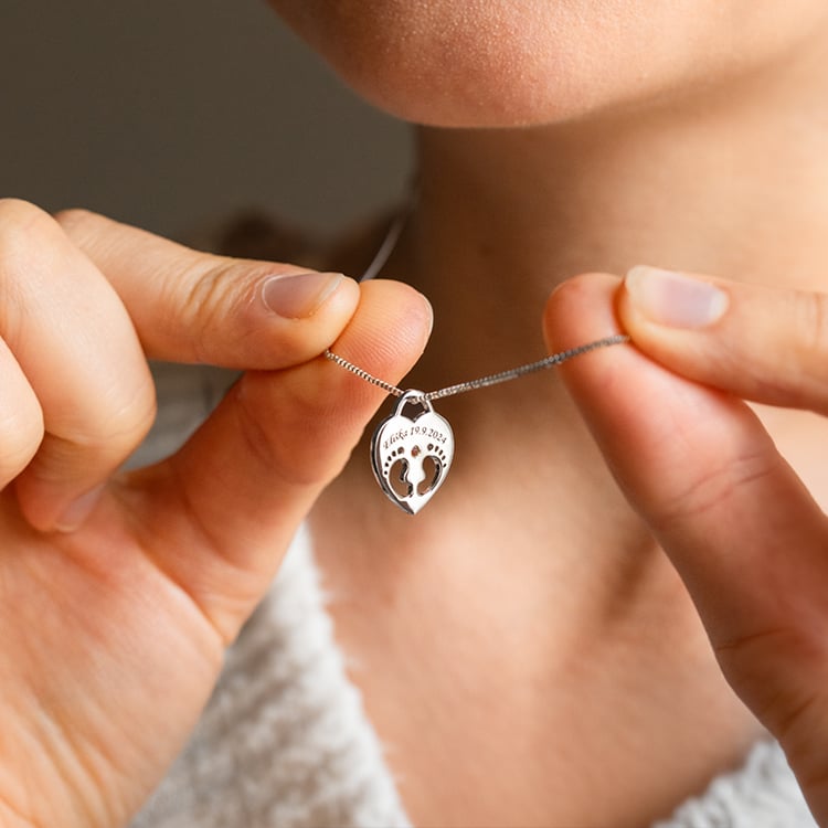 Zlatý přívěsek dětské nožičky s gravírem a drahokamem dle výběru Olivia 146073