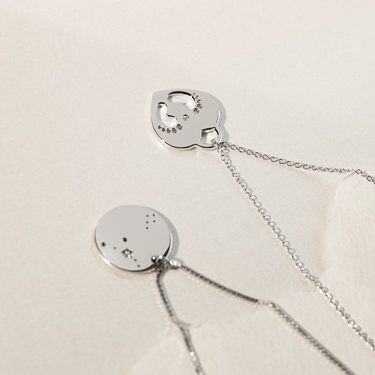 Stříbrný přívěsek dětské nožičky s diamantem a gravírem Olivia 137402