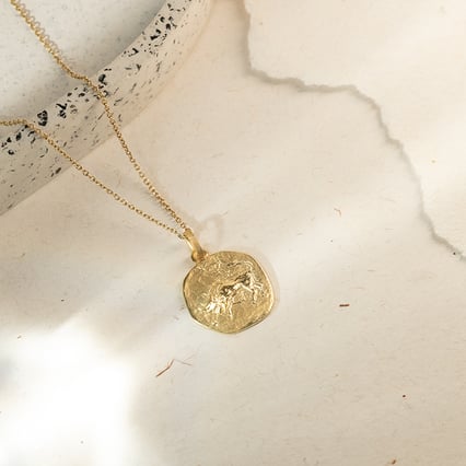 Zlatý přívěsek se symboly znamení zvěrokruhu Býk