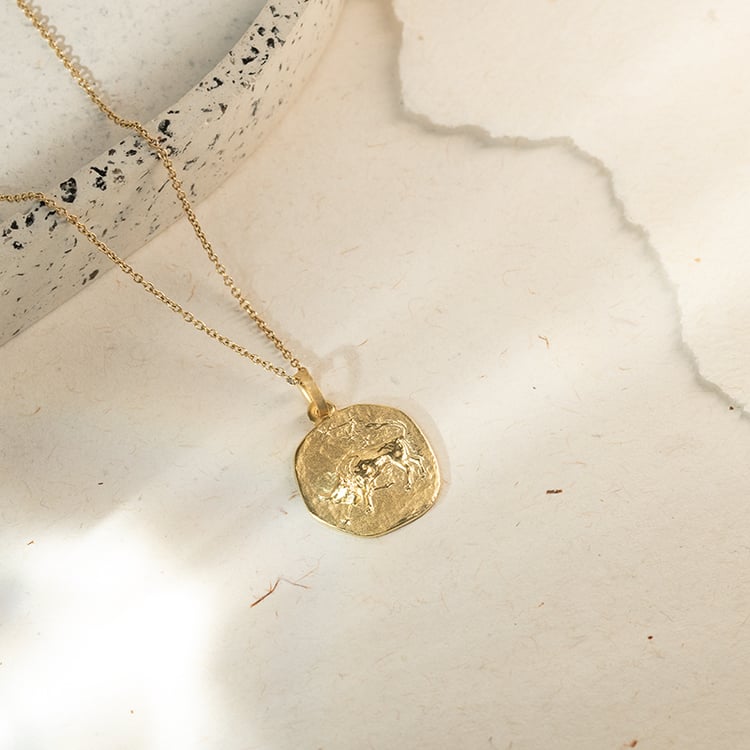 Zlatý přívěsek se symboly znamení zvěrokruhu 143629