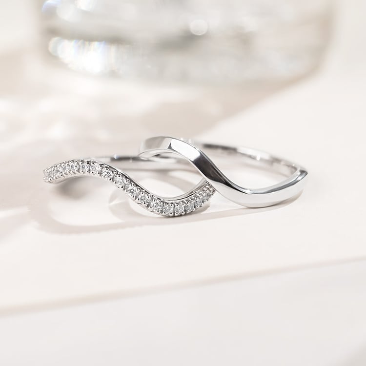 Vlnitý snubní prsten s diamanty 155100