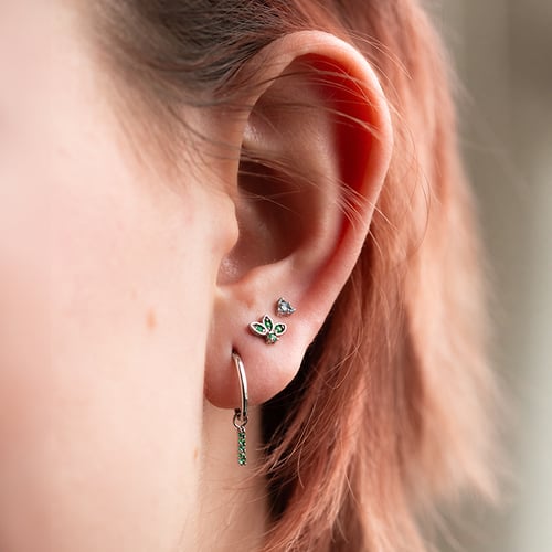 Zlatá piercing náušnice se smaragdy Amina