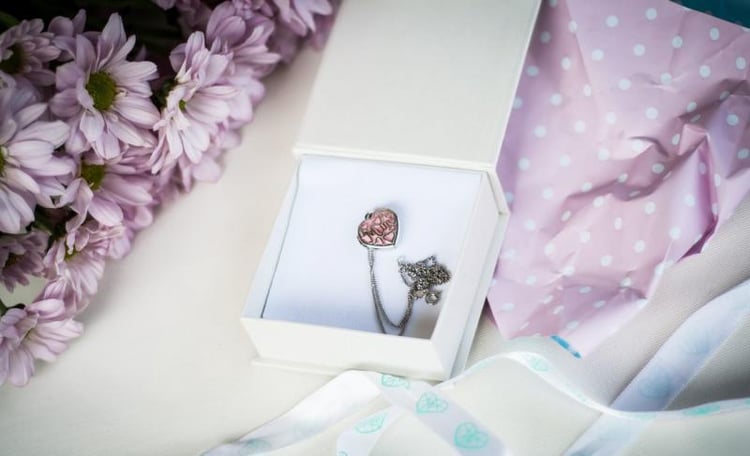 Stříbrný srdíčkový vykládaný medailon Anne 5999