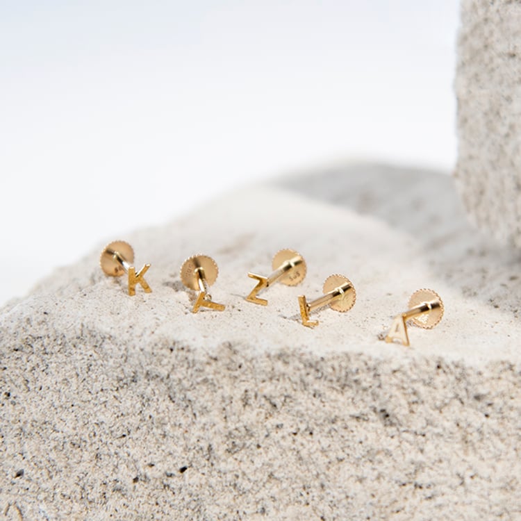 Zlatá náušnice s písmenem Alphabet 107939