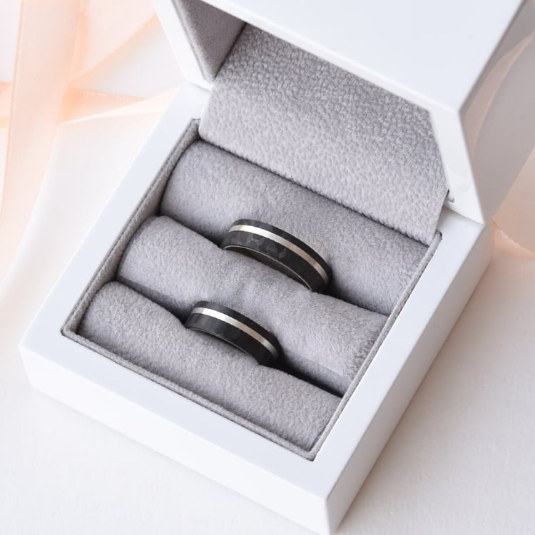 Prsteny z karbonu a zlata 77400