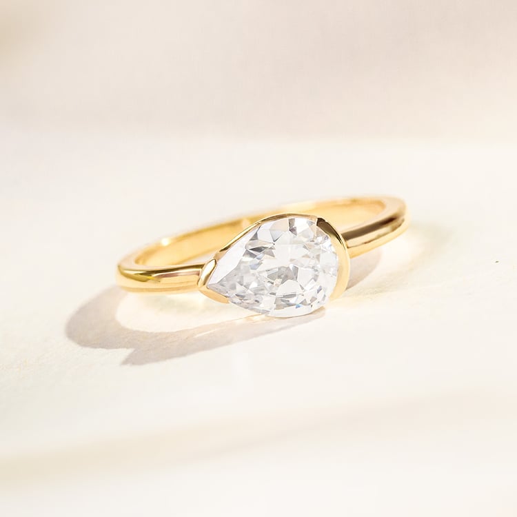 Zlatý prsten s half-bezel lab-grown pear diamantem Timarete 164172