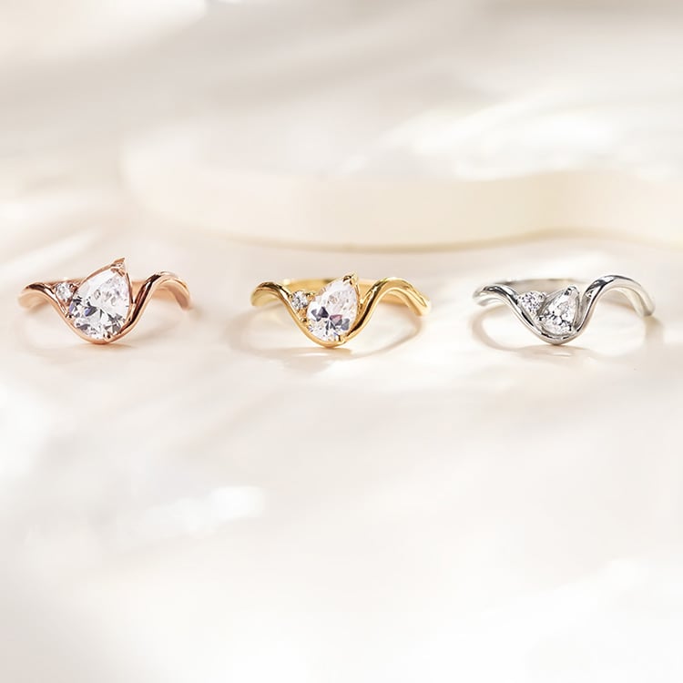 Vlnitý zásnubní prsten s pear moissanitem Mirjana 154933