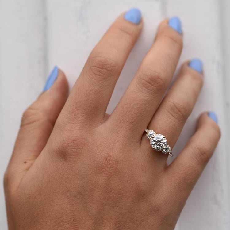 Zlatý zásnubní prsten s moissanity a diamanty 48737