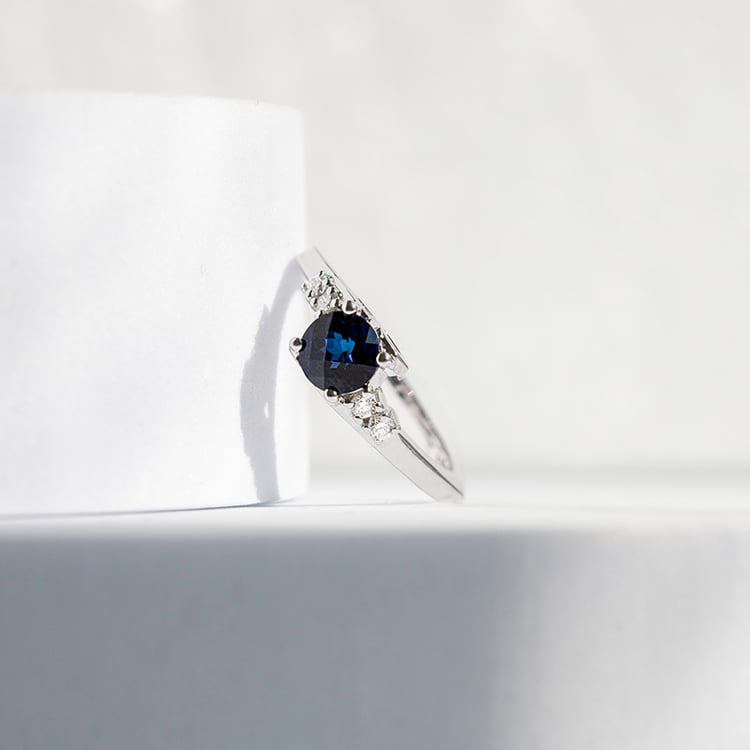 Zlatý prsten s lab-grown safírem a diamanty Nagi 144196