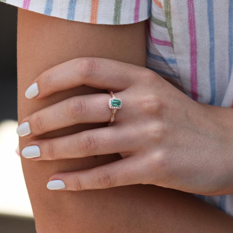 Elegantní smaragdový zlatý prsten s diamanty 45902