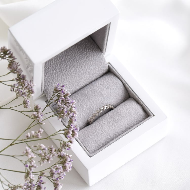 Romantický prsten ve tvaru lístečků z bílého zlata 79790