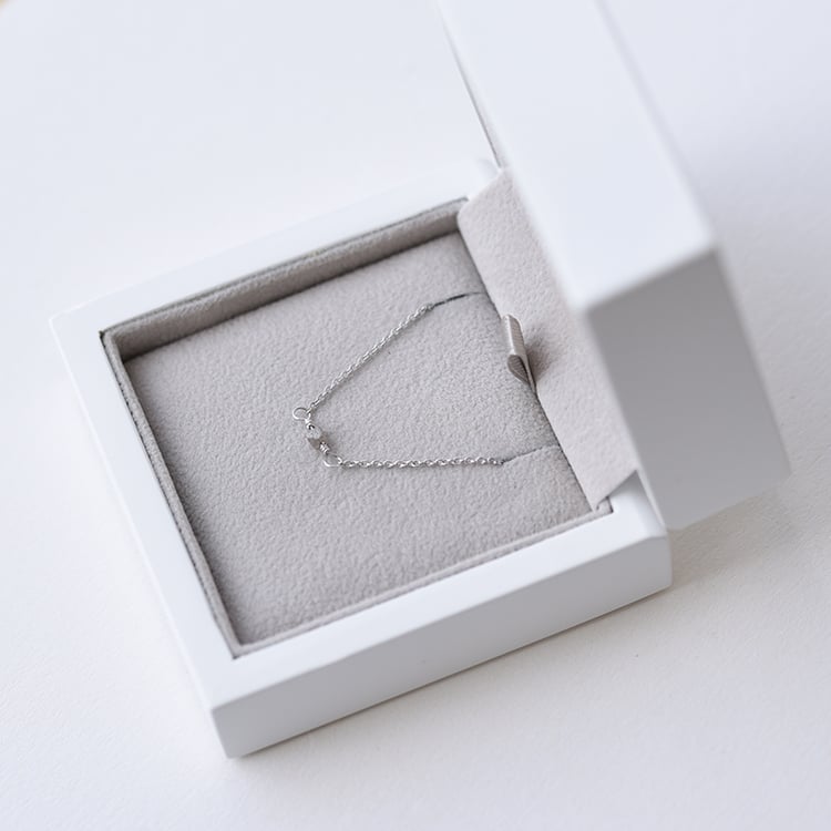 Náramek s bílou diamantovou kostkou 62266