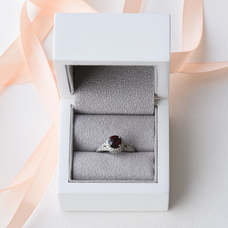 Stříbrný granátový prsten se zirkony 78414