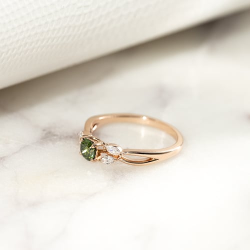 Zásnubní prsten se zeleným diamantem a marquise lab-grown diamanty Halym