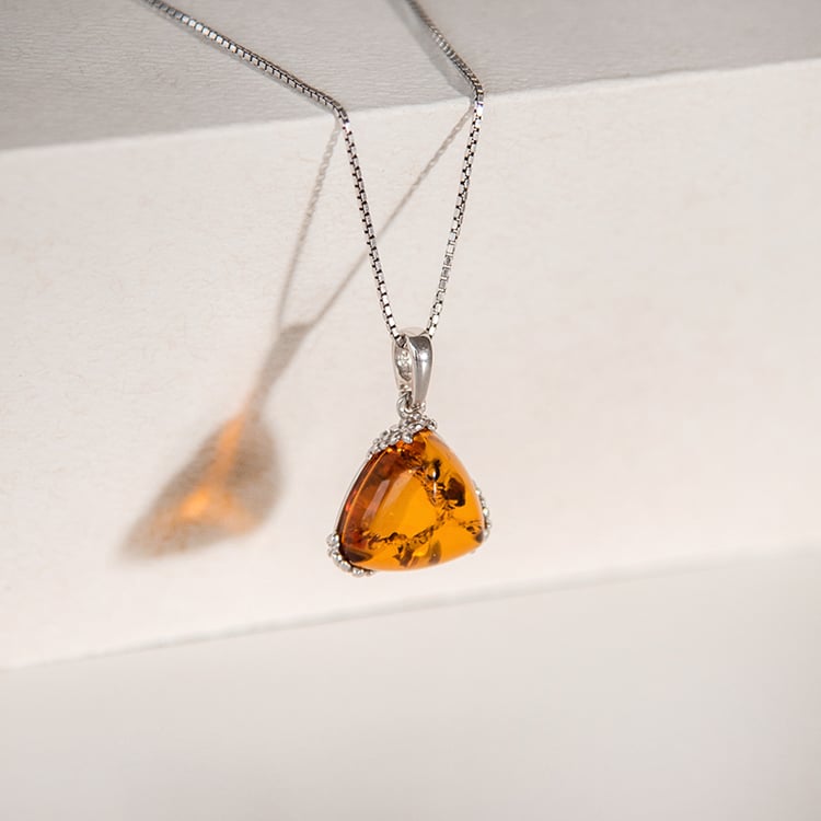 Stříbrný jantarový přívěsek s detailem květin Manal 107884