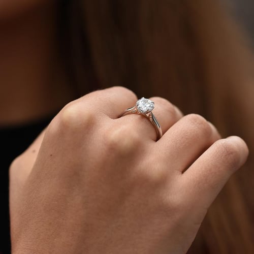 Zásnubní prsten s postranními lab-grown diamanty Libby