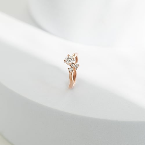 Cluster prsten s moissanitem a lab-grown diamanty Roche