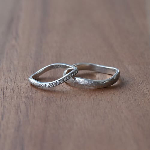 Zlaté tepané snubní prsteny s diamanty Neziah