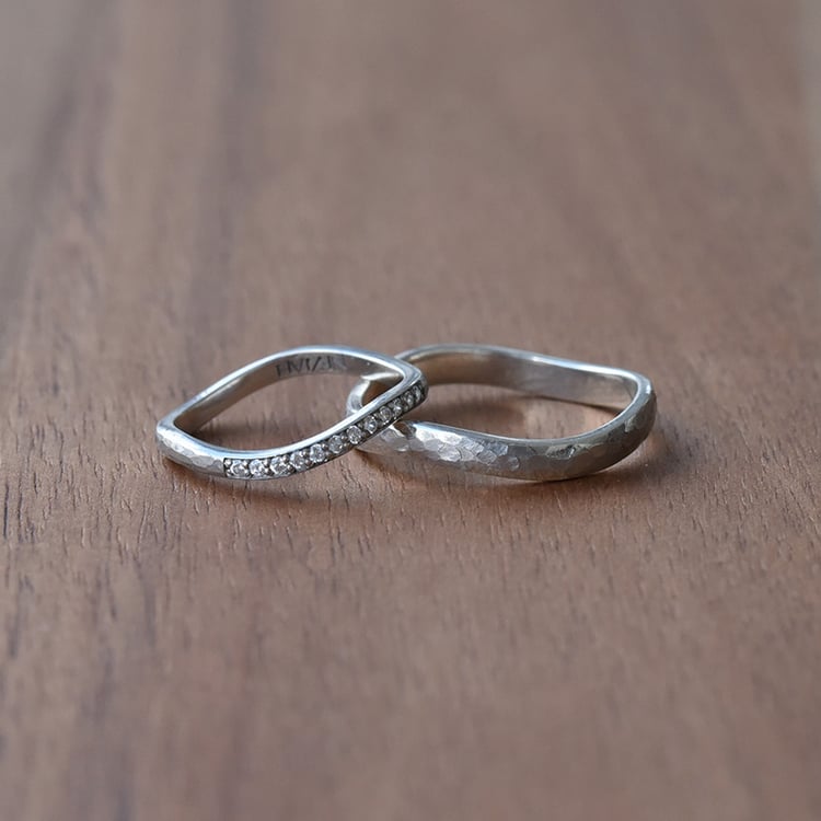 Zlaté tepané snubní prsteny 71631